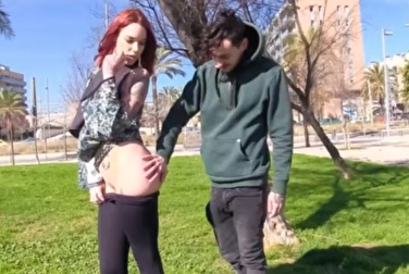 Показала парню красивую попку на улице и получила секс втроём