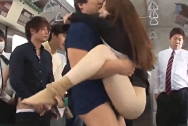 Парни смотрят, как плачущую девушку принудительно трахают