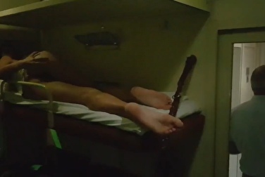 Мимо ходят люди, а она наминает голую киску в плацкарте