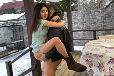 Вывел жену друга на свежий воздух и разработал там её попку