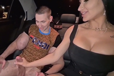 Блогер Кирилл «Руки Базуки» Терешин трахает шлюху в своей машине