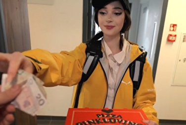 Мне курьерша в пиццу сквиртом накончала — бля, это вообще нормально?