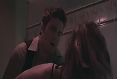 Парень вытрахал без спроса пьяную девушку в туалете ночного клуба