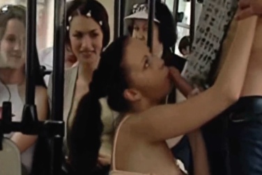 Незнакомцы нагло трахаются в автобусе на глазах у пассажиров 
